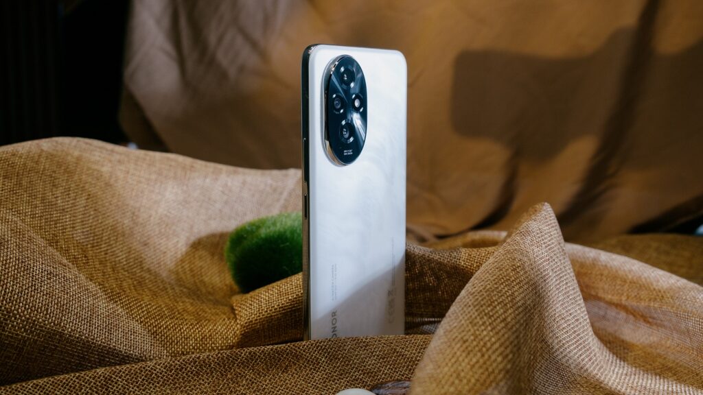 HONOR 200 5G lên kệ tại Việt Nam, tặng đồng hồ HONOR Watch 4 và gói đặc quyền HONOR Care+