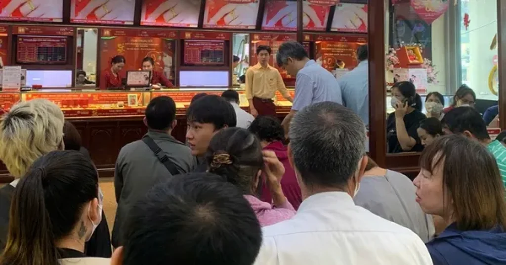 Nhu cầu mua vàng tăng vọt, tiệm vàng Hà Nội nhộn nhịp khách 1