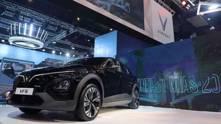 VinFast mở bán mẫu B-SUV VF 6 và công bố chính sách miễn phí sạc ô tô điện tại Philippines