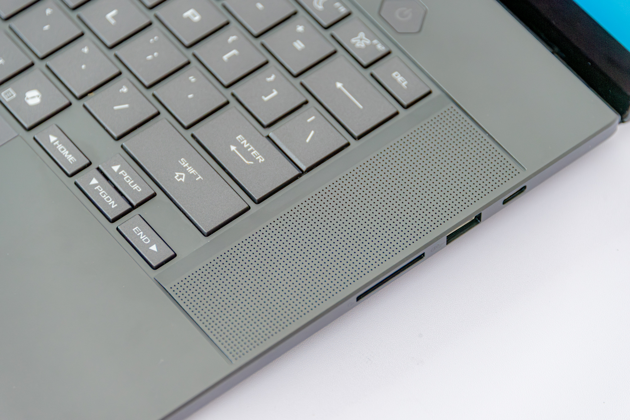 ROG Zephyrus G16 – Laptop Gaming AI 16-inch mỏng nhẹ mạnh nhất với RTX 50 Series chính thức ra mắt tại Việt Nam 15