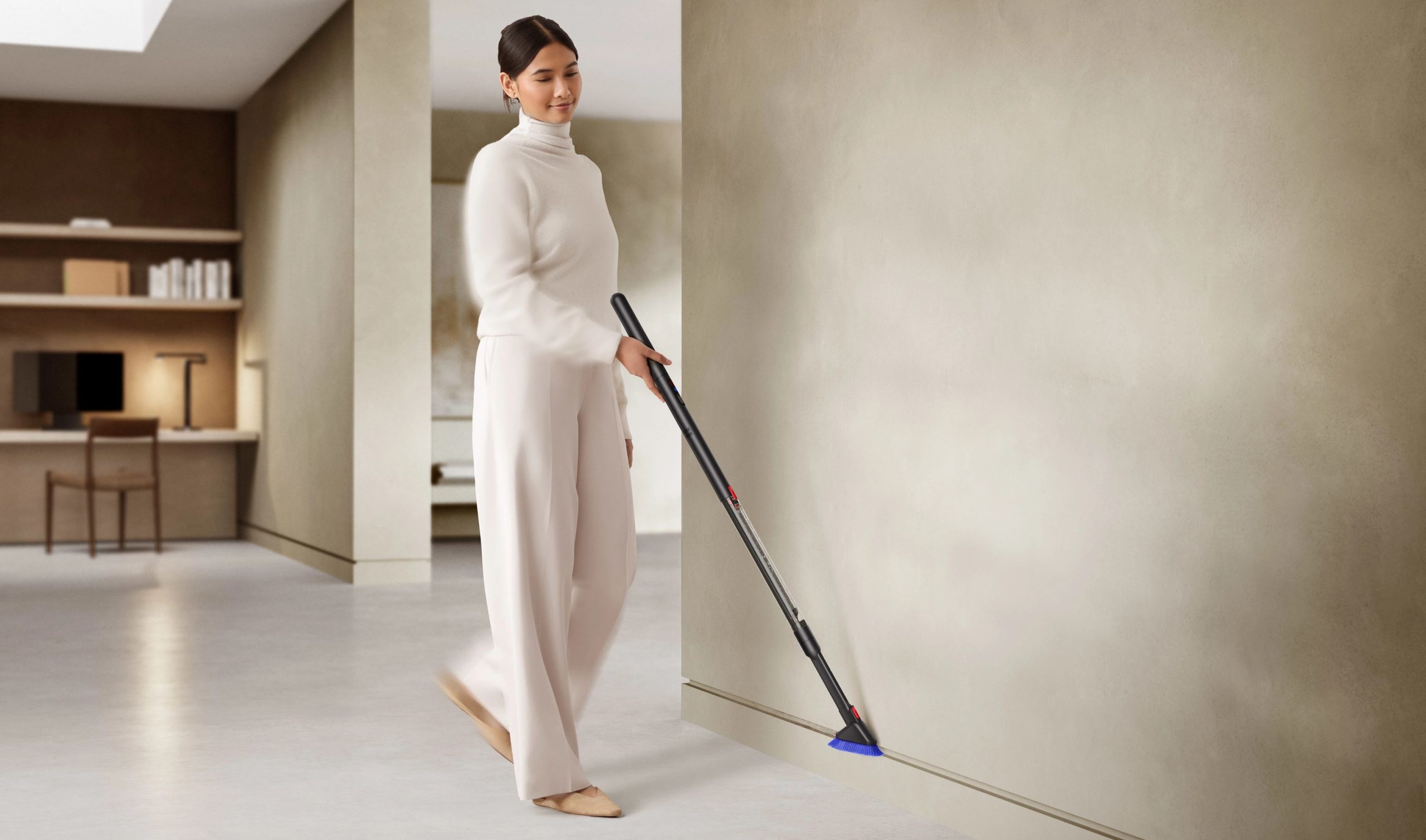 Dyson Pencilvac - Máy hút bụi với đường kính thân máy chỉ dày 38mm 18