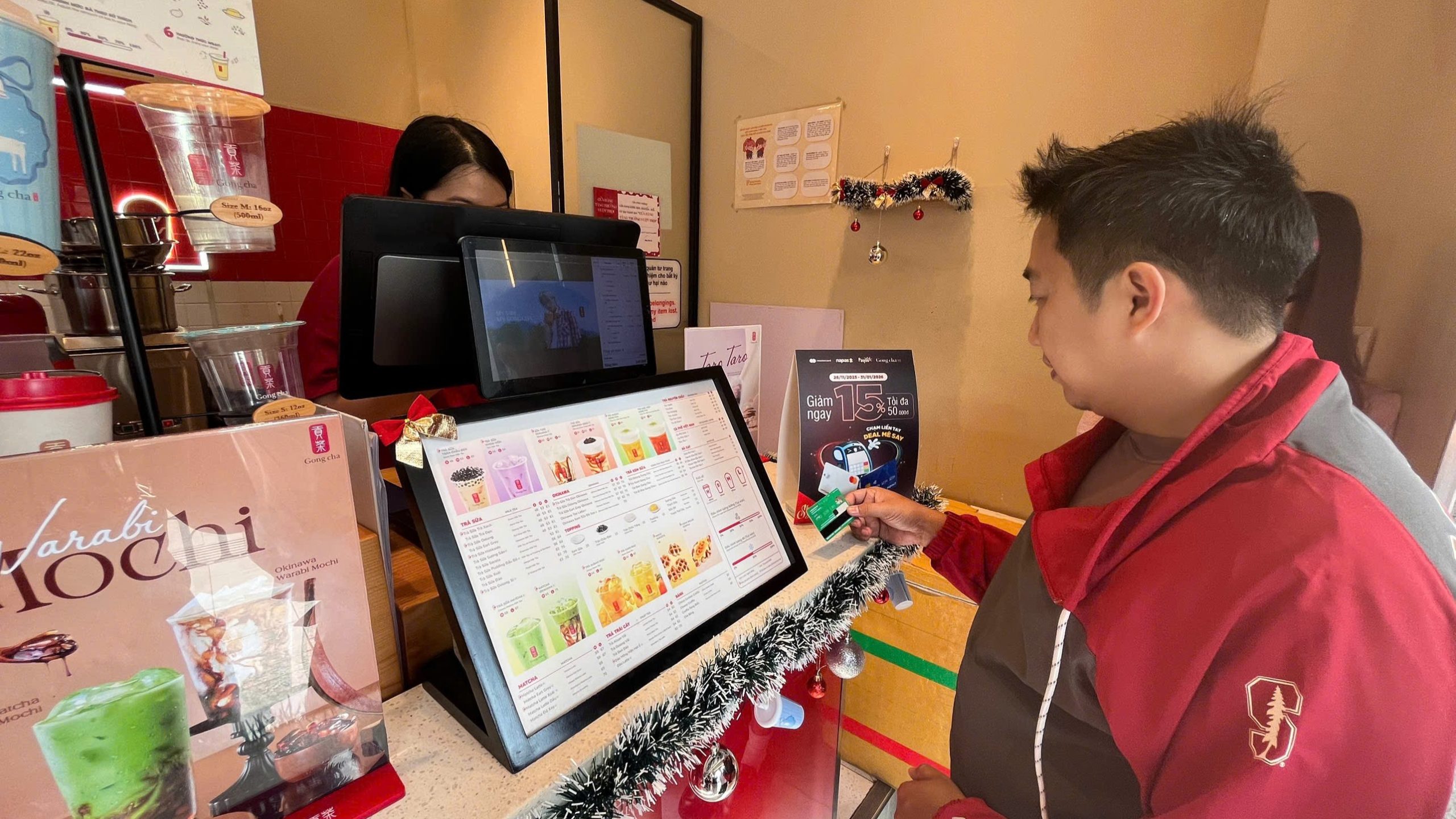 Doanh nghiệp thẻ bắt tay kích cầu thanh toán không tiếp xúc trên toàn quốc 14