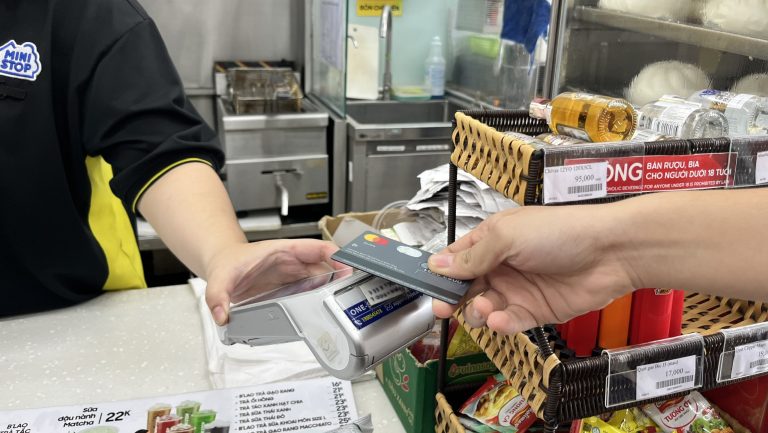 Doanh nghiệp thẻ bắt tay kích cầu thanh toán không tiếp xúc trên toàn quốc