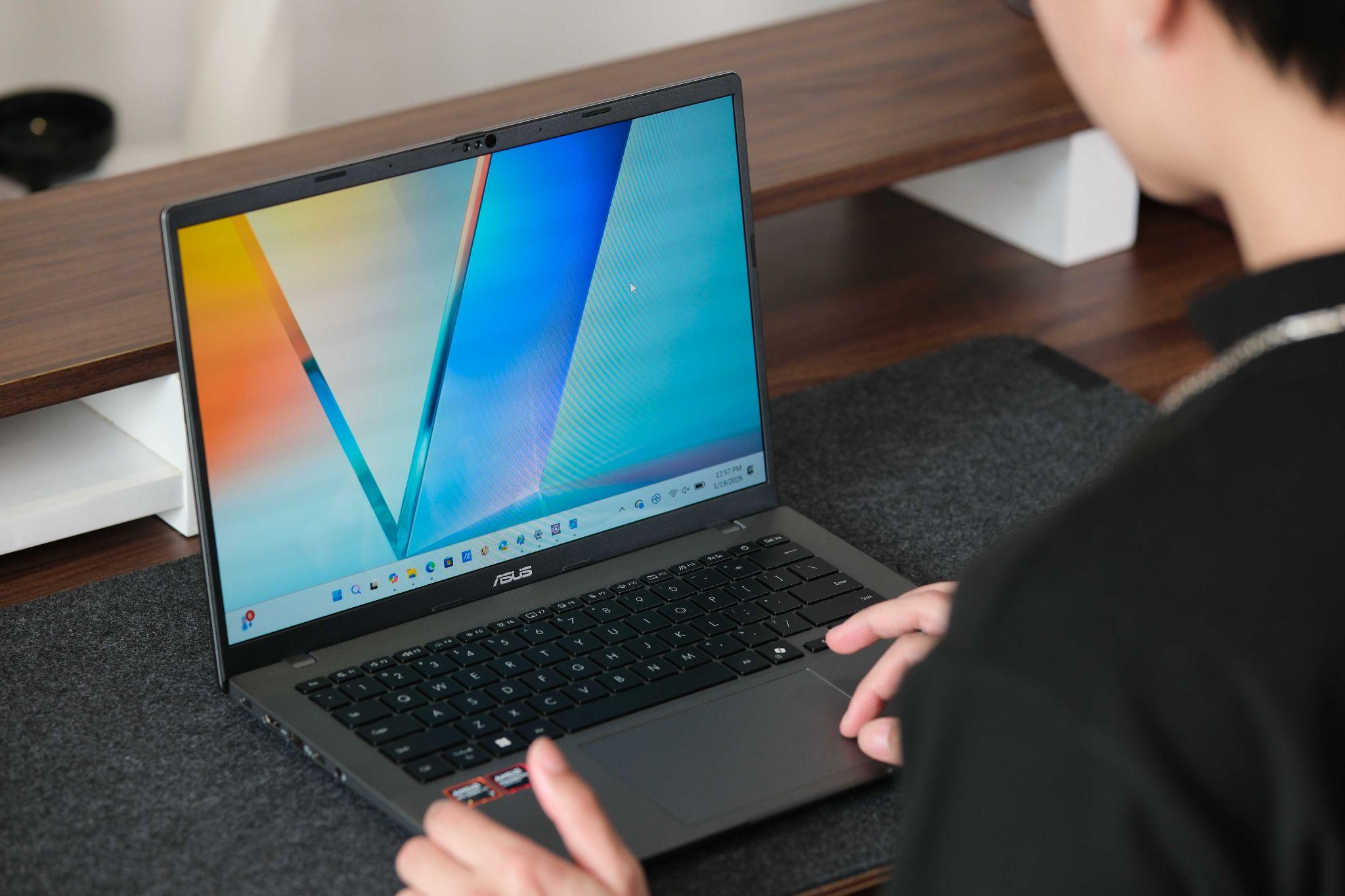 Đánh giá ASUS Zenbook 14 (UM3406GA) và ASUS Vivobook S14 (M3407GA): Laptop Ryzen AI 400 Series đầu tiên tại Việt Nam, mỏng nhẹ, pin lâu 61