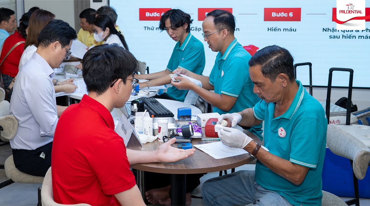 Hàng trăm nhân viên, tư vấn viên Prudential hiến máu hưởng ứng Lễ hội Xuân Hồng 10
