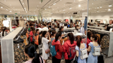 Hàng trăm người xếp hàng chờ khai trương cửa hàng H&M tại Aeon Tân Phú